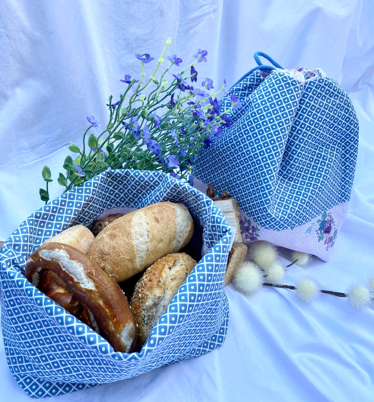 Brotbeutel gefüllt, Brotbeutel als Servierkörbchen gefüllt blau rosa